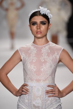 model furne amato ilkbahar yaz 2015 tanıtımı için pist yü