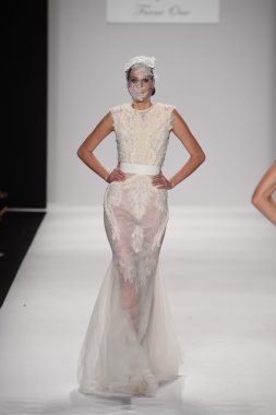 model furne amato ilkbahar yaz 2015 tanıtımı için pist yü