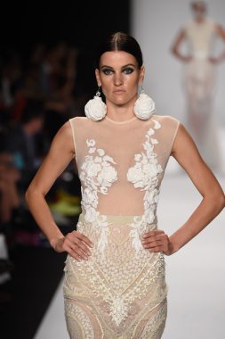 model furne amato ilkbahar yaz 2015 tanıtımı için pist yü