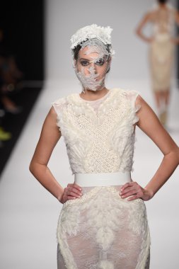 model furne amato ilkbahar yaz 2015 tanıtımı için pist yü