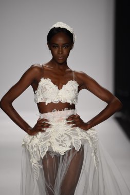 model furne amato ilkbahar yaz 2015 tanıtımı için pist yü