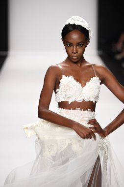 model furne amato ilkbahar yaz 2015 tanıtımı için pist yü