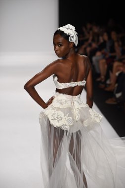 model furne amato ilkbahar yaz 2015 tanıtımı için pist yü