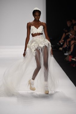 model furne amato ilkbahar yaz 2015 tanıtımı için pist yü