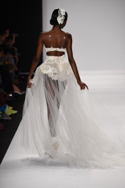 model furne amato ilkbahar yaz 2015 tanıtımı için pist yü