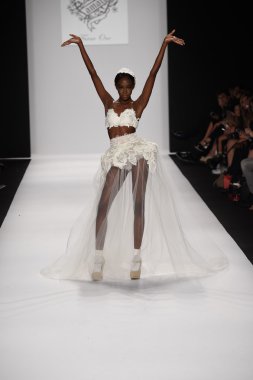 model furne amato ilkbahar yaz 2015 tanıtımı için pist yü