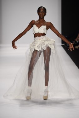 model furne amato ilkbahar yaz 2015 tanıtımı için pist yü