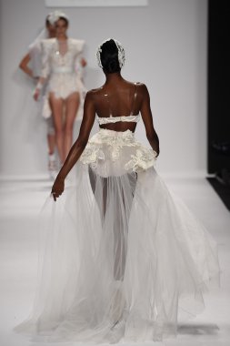 furneamato ilkbahar yaz 2015 tanıtımı için pist modelleri yürümek