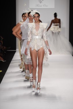 furneamato ilkbahar yaz 2015 tanıtımı için pist modelleri yürümek