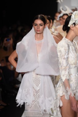 furneamato ilkbahar yaz 2015 tanıtımı için pist modelleri yürümek