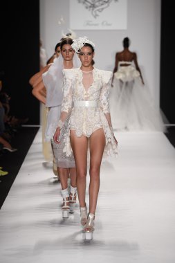 furneamato ilkbahar yaz 2015 tanıtımı için pist modelleri yürümek