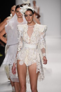 furneamato ilkbahar yaz 2015 tanıtımı için pist modelleri yürümek