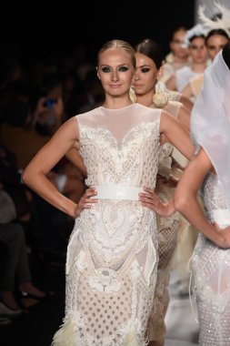 furneamato ilkbahar yaz 2015 tanıtımı için pist modelleri yürümek