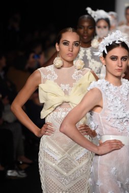 furneamato ilkbahar yaz 2015 tanıtımı için pist modelleri yürümek