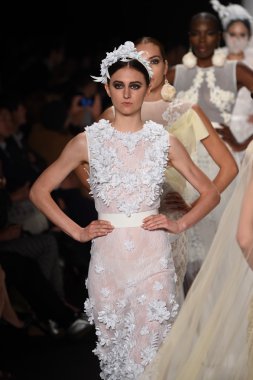 furneamato ilkbahar yaz 2015 tanıtımı için pist modelleri yürümek