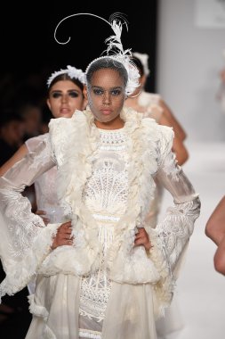 furneamato ilkbahar yaz 2015 tanıtımı için pist modelleri yürümek