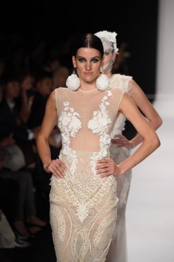 furneamato ilkbahar yaz 2015 tanıtımı için pist modelleri yürümek