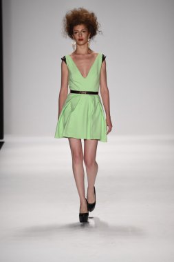 altaf maaneshia ilkbahar yaz 2015 tanıtımı için pist model yürür