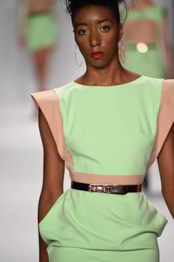 altaf maaneshia ilkbahar yaz 2015 tanıtımı için pist model yürür