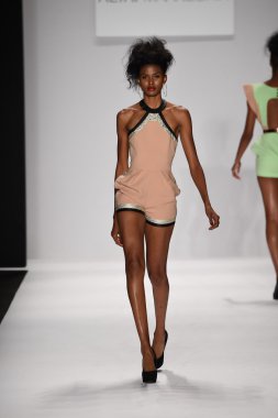 altaf maaneshia ilkbahar yaz 2015 tanıtımı için pist model yürür