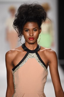 altaf maaneshia ilkbahar yaz 2015 tanıtımı için pist model yürür