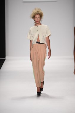 altaf maaneshia ilkbahar yaz 2015 tanıtımı için pist model yürür