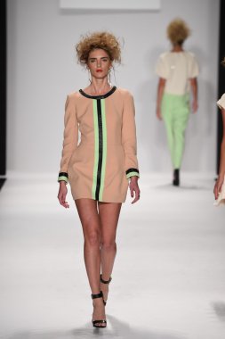 altaf maaneshia ilkbahar yaz 2015 tanıtımı için pist model yürür