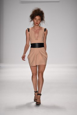 altaf maaneshia ilkbahar yaz 2015 tanıtımı için pist model yürür