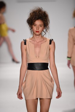 altaf maaneshia ilkbahar yaz 2015 tanıtımı için pist model yürür