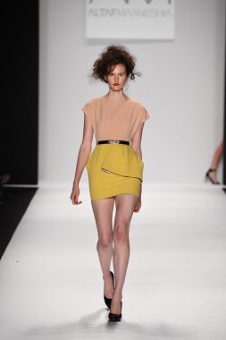 altaf maaneshia ilkbahar yaz 2015 tanıtımı için pist model yürür