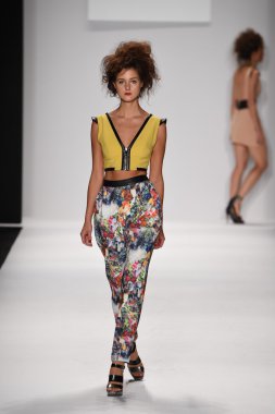 altaf maaneshia ilkbahar yaz 2015 tanıtımı için pist model yürür