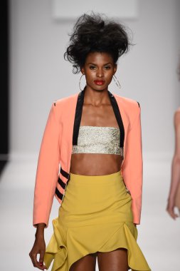 altaf maaneshia ilkbahar yaz 2015 tanıtımı için pist model yürür