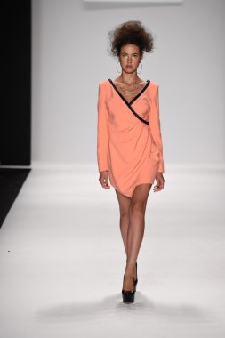 altaf maaneshia ilkbahar yaz 2015 tanıtımı için pist model yürür