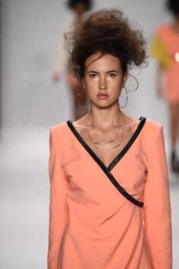 altaf maaneshia ilkbahar yaz 2015 tanıtımı için pist model yürür