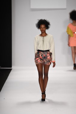 altaf maaneshia ilkbahar yaz 2015 tanıtımı için pist model yürür