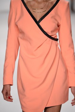 altaf maaneshia ilkbahar yaz 2015 tanıtımı için pist model yürür