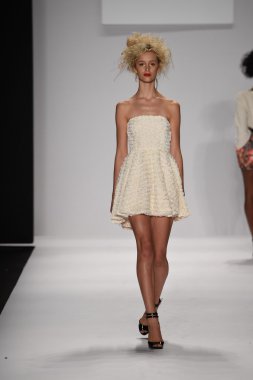 altaf maaneshia ilkbahar yaz 2015 tanıtımı için pist model yürür