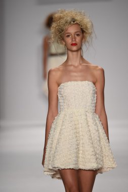 altaf maaneshia ilkbahar yaz 2015 tanıtımı için pist model yürür