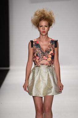 altaf maaneshia ilkbahar yaz 2015 tanıtımı için pist model yürür