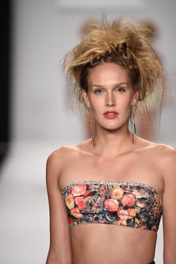 altaf maaneshia ilkbahar yaz 2015 tanıtımı için pist model yürür