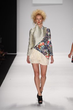 altaf maaneshia ilkbahar yaz 2015 tanıtımı için pist model yürür