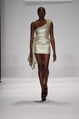 altaf maaneshia ilkbahar yaz 2015 tanıtımı için pist model yürür