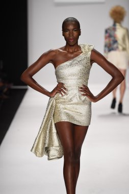 altaf maaneshia ilkbahar yaz 2015 tanıtımı için pist model yürür