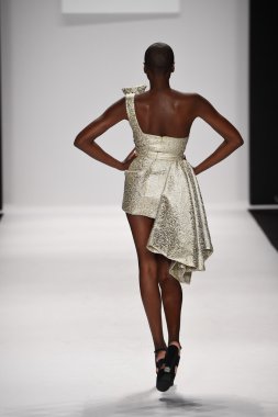 altaf maaneshia ilkbahar yaz 2015 tanıtımı için pist model yürür