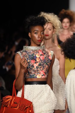 altaf maaneshia ilkbahar yaz 2015 tanıtımı için pist modelleri yürümek