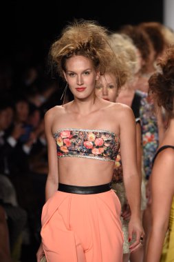 altaf maaneshia ilkbahar yaz 2015 tanıtımı için pist modelleri yürümek