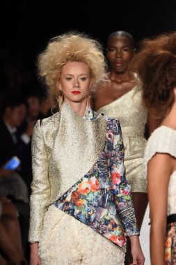 altaf maaneshia ilkbahar yaz 2015 tanıtımı için pist modelleri yürümek