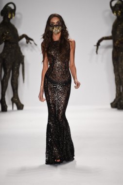 model mtcostello ilkbahar yaz 2015 tanıtımı için pist yürür