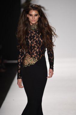 model mtcostello ilkbahar yaz 2015 tanıtımı için pist yürür