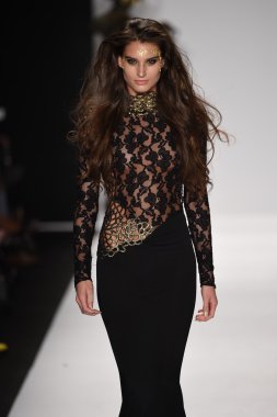 model mtcostello ilkbahar yaz 2015 tanıtımı için pist yürür